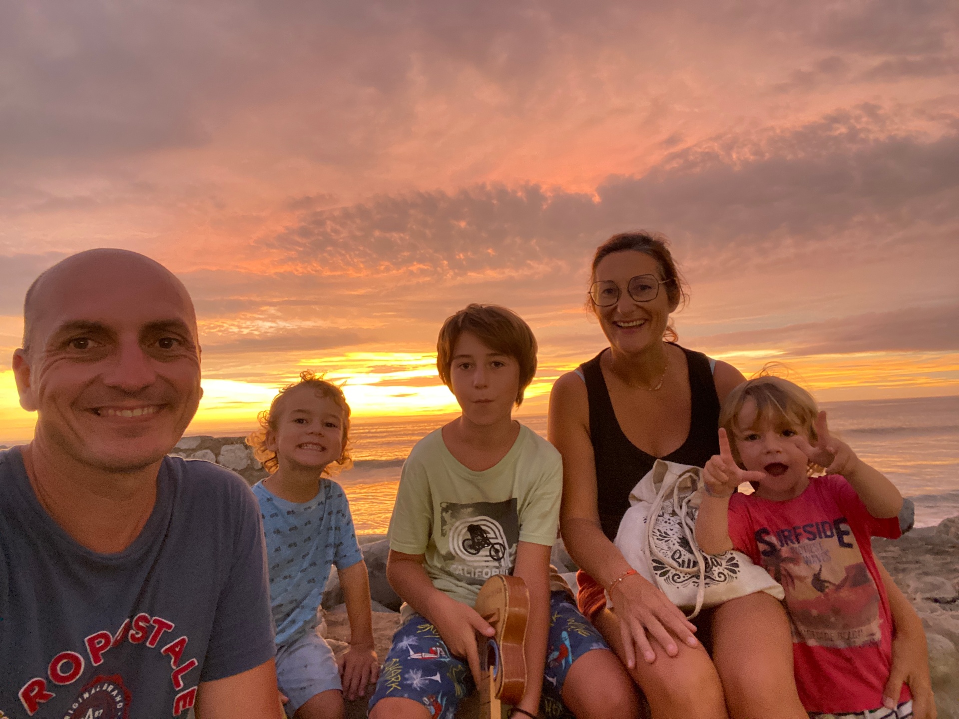 Mélanie, Manuel et leurs trois garçons au coucher de soleil
