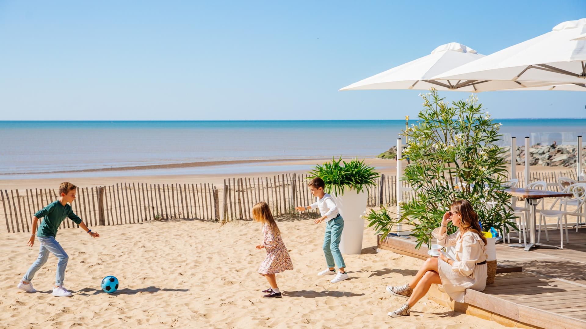 Famille profitant de la plage de Châtelaillon-Plage
