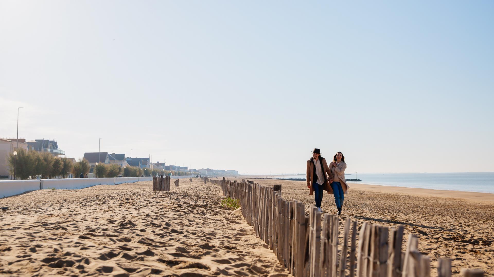 Couple en promenade sur la plage de Châtelaillon-Plage