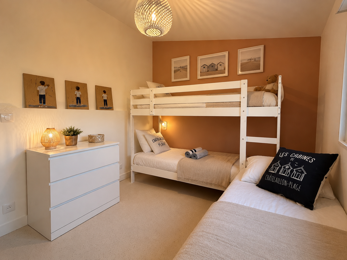 Chambre cabine avec lits superposés et lit simple pour les enfants