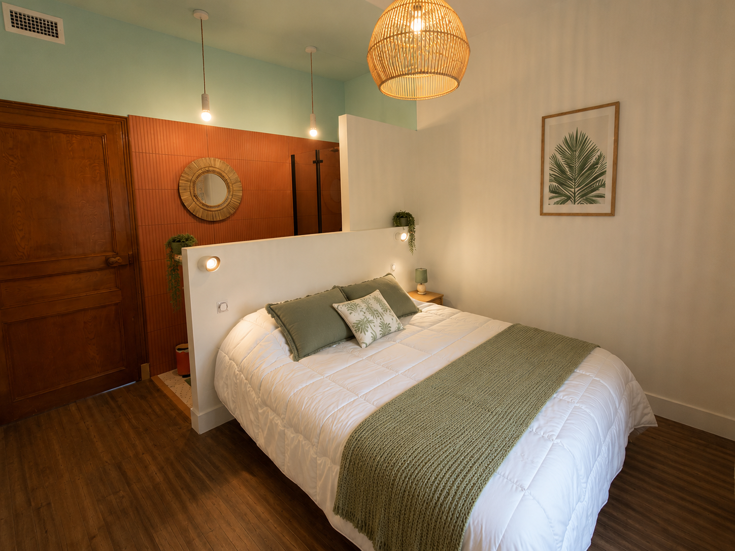 Chambre terra avec salle d'eau ouverte et décoration naturelle