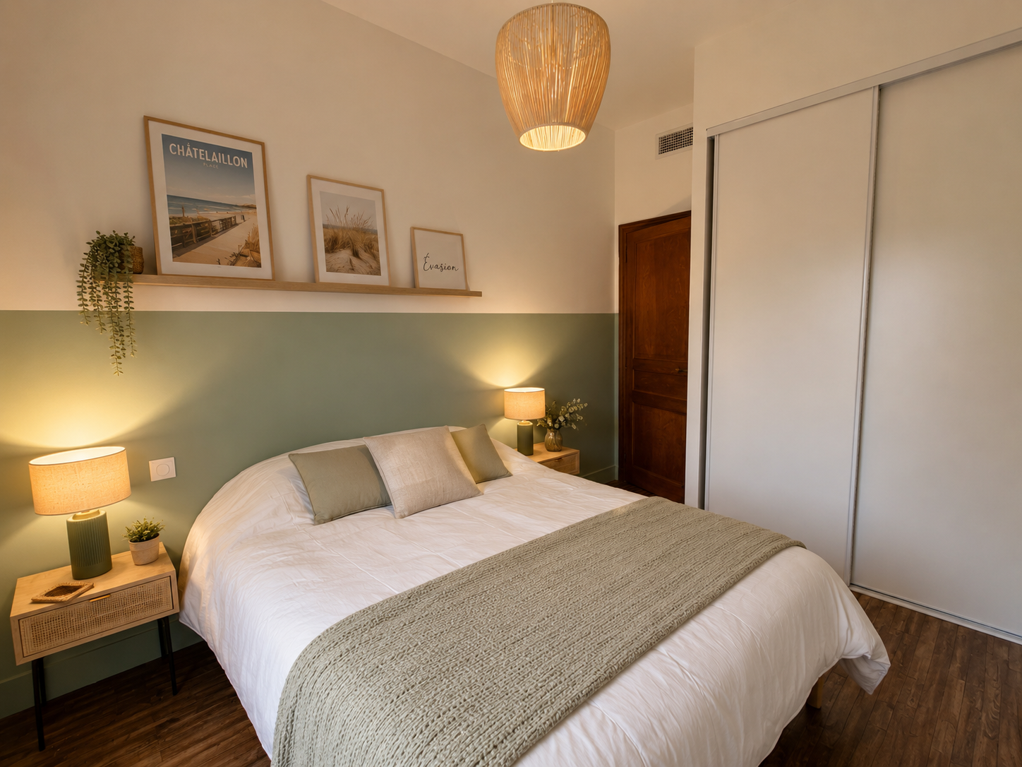Chambre verte avec tête de lit sauge, luminaires tressés et rangements intégrés